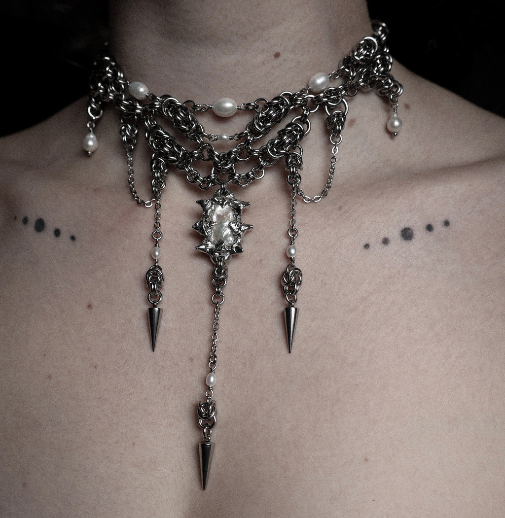 Nova’s Fortune. Chainmail and Pearl Choker.